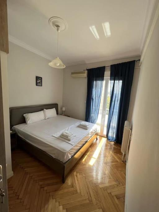 Beautiful 2-bedroom Close To Metro Apartament Ateny